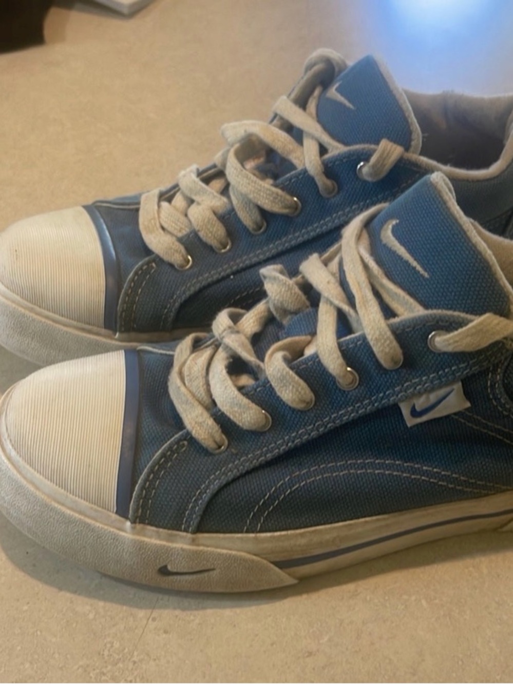 Nike White and Blue Low-Top Sneakers Vintage size 8.5